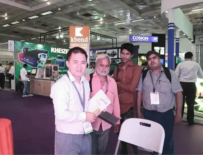 米兰milan工作人员与现场朋友合影